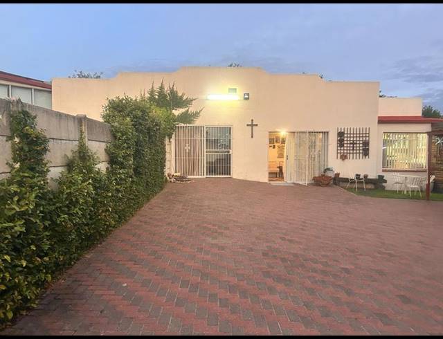 6 BEDROOM HOUSE FOR SALE IN MEYERVILLE